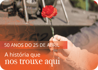 Criança a segurar um cravo vermelho, simbolo da revolução.