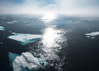 imagem aérea de um glaciar derretido e diminuído.