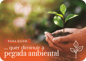 Duas mãos juntas a segurar um pedaço de terra, com uma árvore a crescer.