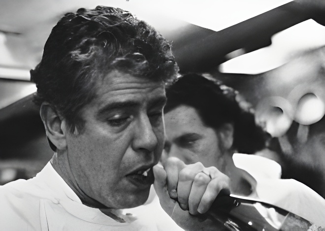 À mesa com Anthony Bourdain: uma receita de amêijoas com chouriço
