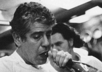 À mesa com Anthony Bourdain: uma receita de amêijoas com chouriço