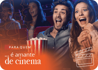 Casal a ver filme, com um balde de pipocas e expressão surpreendida.
