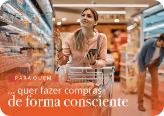 Mulher no supermercado, com lista de compras e carrinho.
