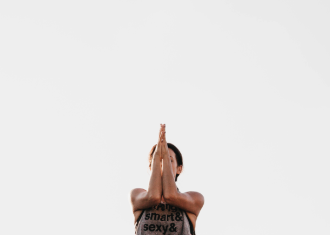 mulher a meditar