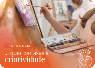 Senhora com uma palete de cores na mão, a pintar uma canva.
