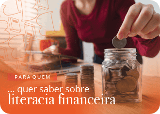 Mulher a guardar 1 moeda, num pote já cheio de moedas.