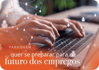 Pessoa a mexer num teclado de computador.