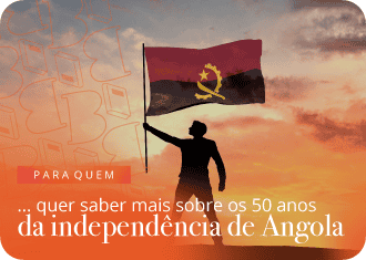 Bandeira de angola içada numa montanha.