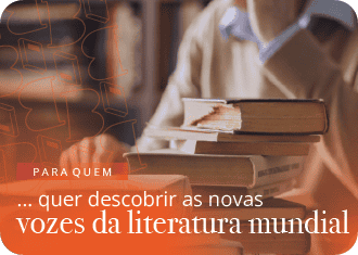 Pilha de livros antigos, com uma mulher no fundo.

