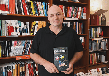 Fotografia de Michel Desmurget numa livraria Bertrand.