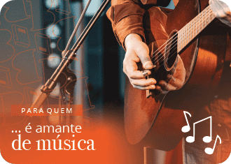 Homem a tocar guitarra.