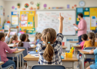 Criança na sala de aula com o braço no ar