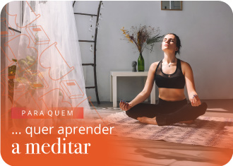 Mulher em roupas desportivas pretas, sentada com pernas à chinês, a meditar.
