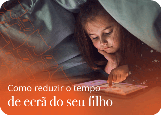 Criança debaixo dos lençóis a mexer no tablet