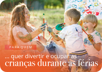 Criança e familia a jogar ao jogo da corda e a sorrir
