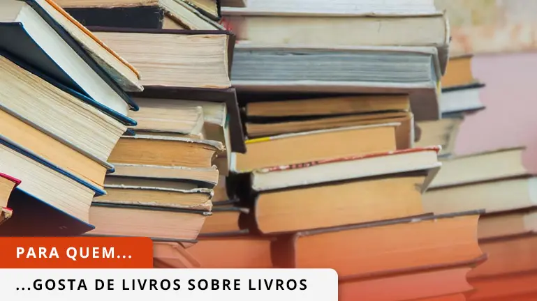 Senhora numa livraria, com uma grande pilha de livros ao colo.