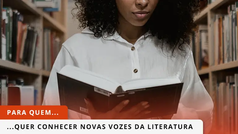 Pilha de livros antigos, com uma mulher no fundo.