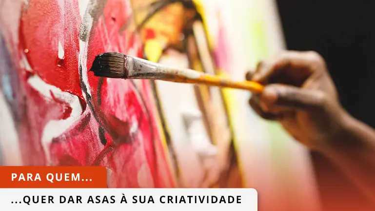 Senhora com uma palete de cores na mão, a pintar uma canva.
