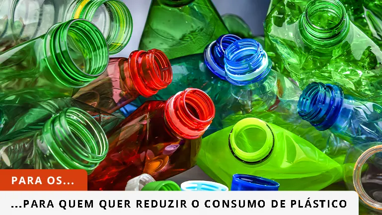 Várias garrafas de plástico descartaveis.

