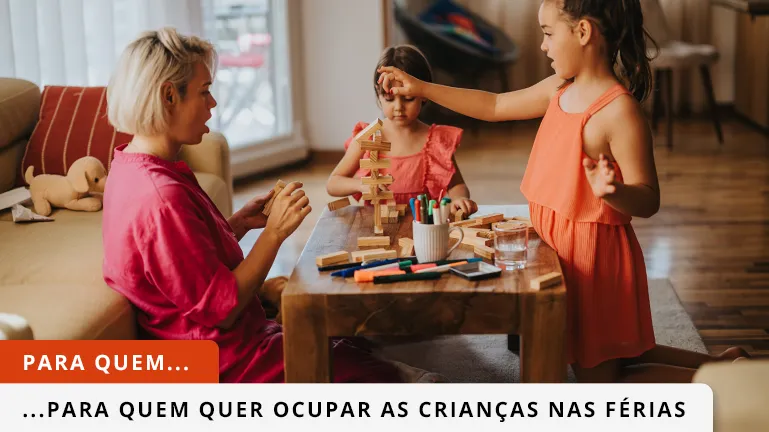 Criança e familia a jogar ao jogo da corda e a sorrir
