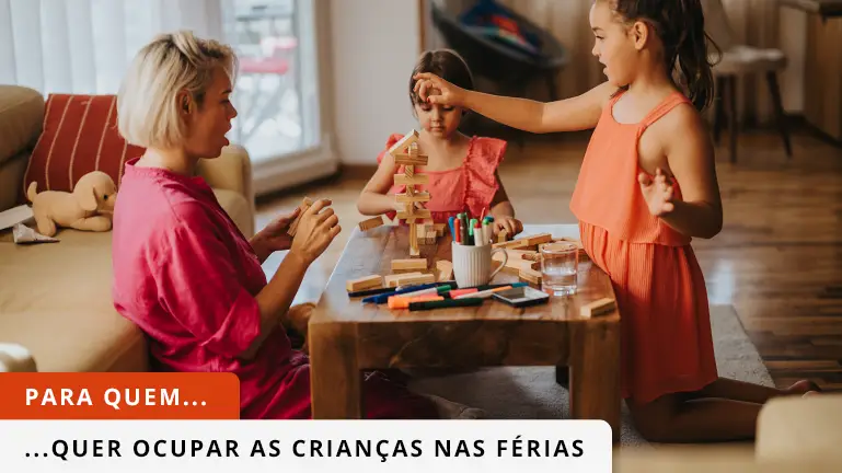 Criança e familia a jogar ao jogo da corda e a sorrir
