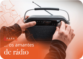 Rádio analógico preto, com uma roda de frequência.