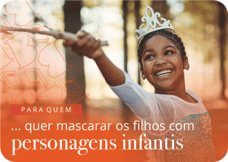 Criança a sorrir, mascarada de princesa do gelo, com coroa e vestido azul.