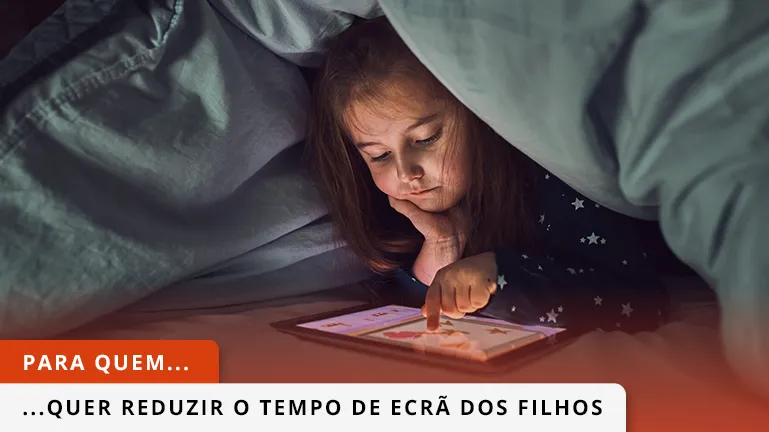 Criança debaixo dos lençóis a mexer no tablet