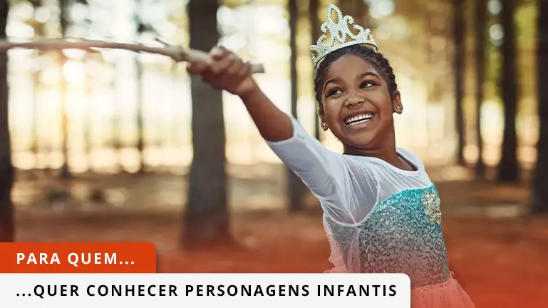 Criança a sorrir, mascarada de princesa do gelo, com coroa e vestido azul.