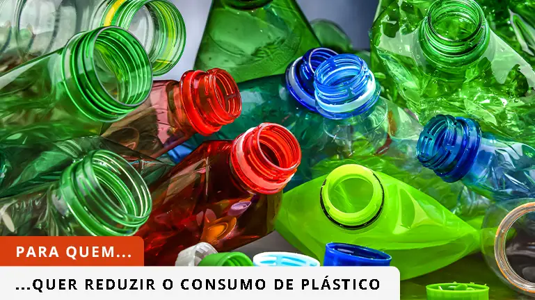 Várias garrafas de plástico descartaveis.
