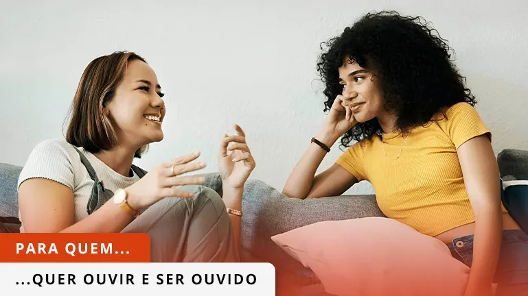 Duas mulheres no sofa a conversar