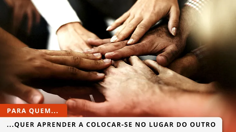 Várias pessoas a dar as mãos, em sinal de empatia.