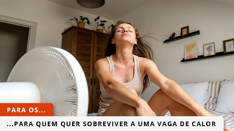 mulher com calor a abanar-se em frente a ventoinha.

