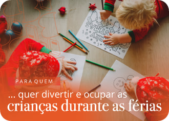 Criança e familia a jogar ao jogo da corda e a sorrir