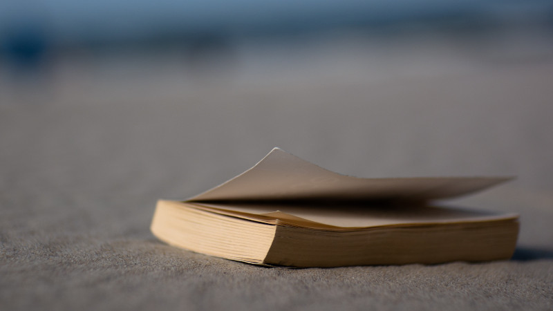 Livro fechado, sob o areal.