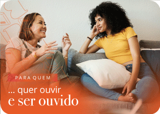 Duas mulheres no sofa a conversar