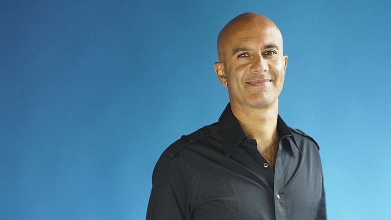 Robin Sharma, num fundo azul.