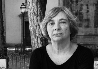 Retrato a preto e branco de uma mulher.