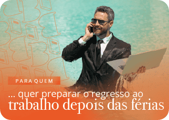 Homem de fato, uma piscina de fundo e um laptop na mão.