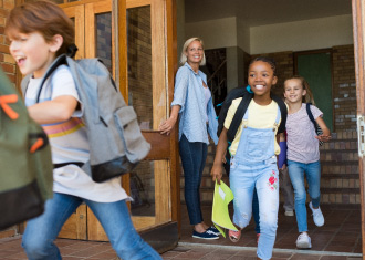 Crianças a sair da escola.