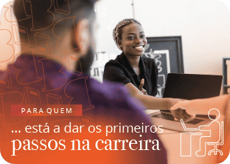 Jovem a ser entrevistada, dando um aperto de mão.