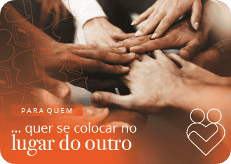 Várias pessoas a dar as mãos, em sinal de empatia.