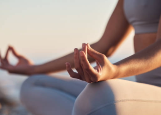 mãos de mulher a meditar