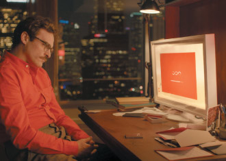 homem com ar deprimido em frente a um computador