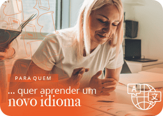 Mulher deitada no chão a estudar.