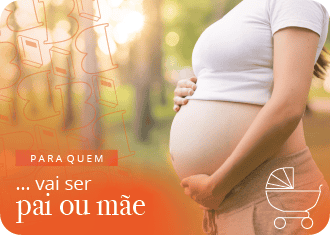 Barriga de grávida com pano de fundo outonal