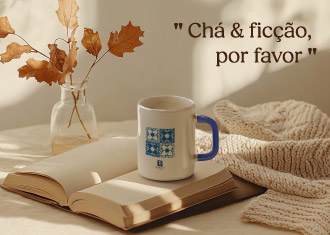 ^Caneca bertrand chiado sob livro aberto ao lado de uma manda e um jarro com folhas secas castanhas. Texto: 
