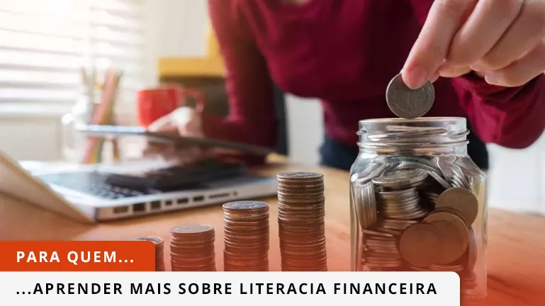 Mulher a guardar 1 moeda, num pote já cheio de moedas.