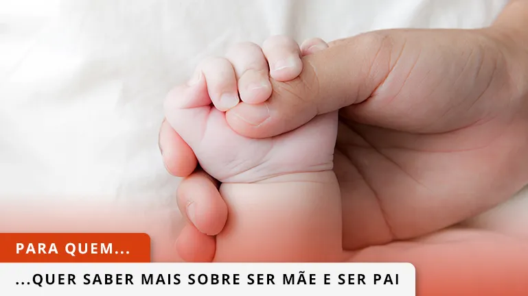 Barriga de grávida com pano de fundo outonal