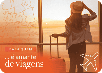 Senhora com trolley, á janela do aeroporto. Avião no fundo.